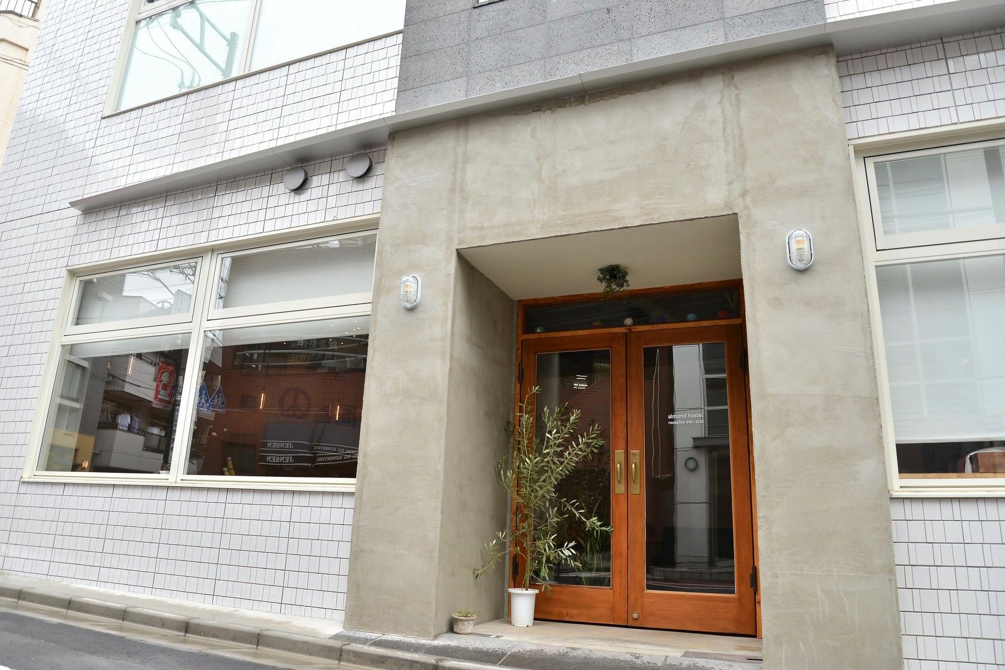Almond Hostel & Cafe Shibuya Tokyo Exterior photo